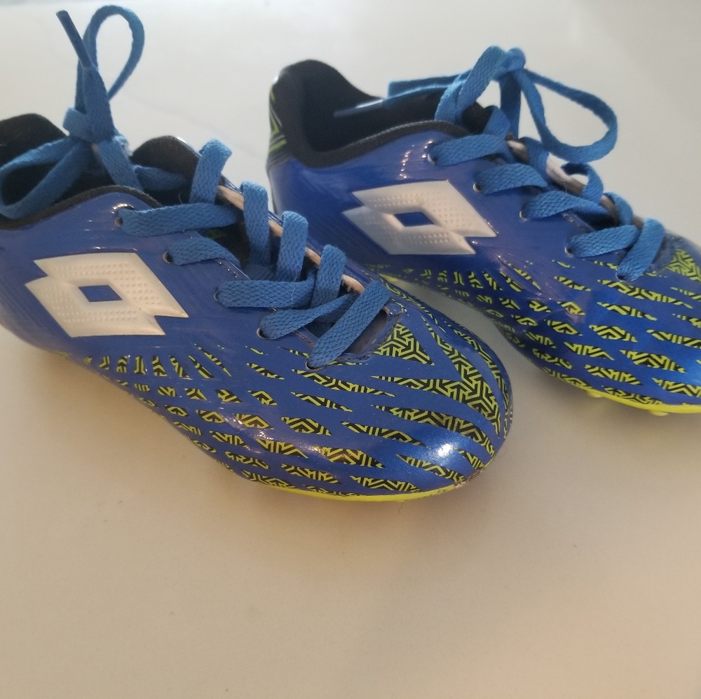 Youth soccer cleats
